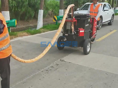 100L沥青路面灌缝机施工案例